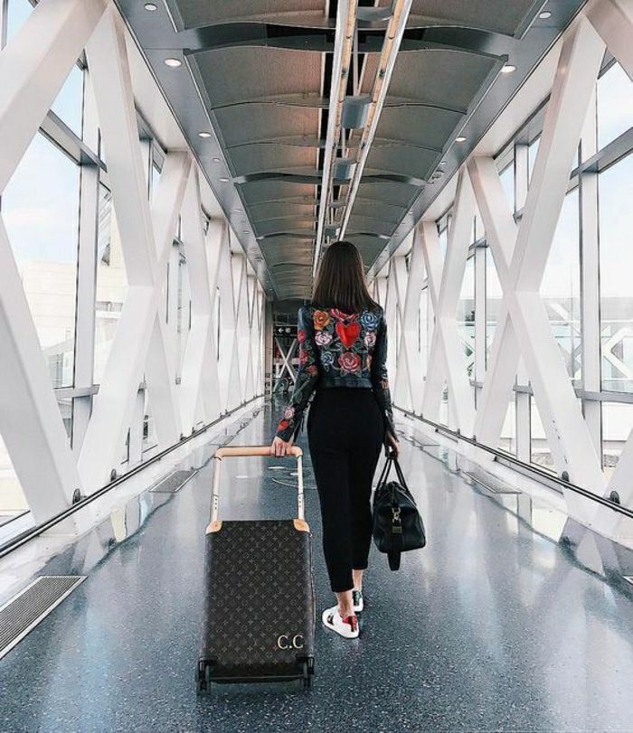 Chica en el aeropuerto maletas y bolsos, fotografía de viaje: Fotografía de viajes,  Ideas para vestir en el aeropuerto  