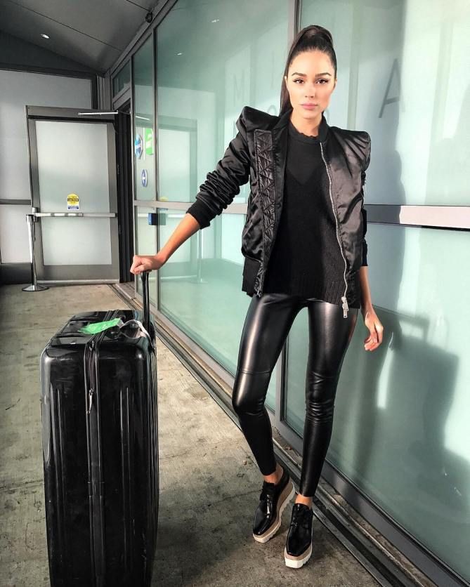 Ideas para combinar leggins de cuero negro: Chaqueta de cuero,  chaqueta de vuelo,  pequeño vestido negro,  Ideas para vestir en el aeropuerto  