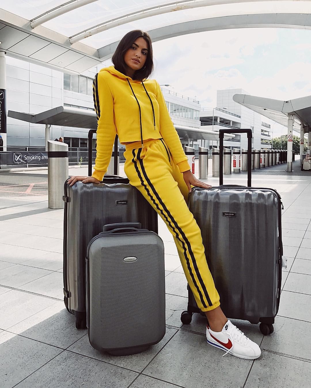 Ideas de color look moletom amarelo maletas y bolsos, street fashion: Estilo callejero,  Traje amarillo y blanco,  Ideas para vestir en el aeropuerto  