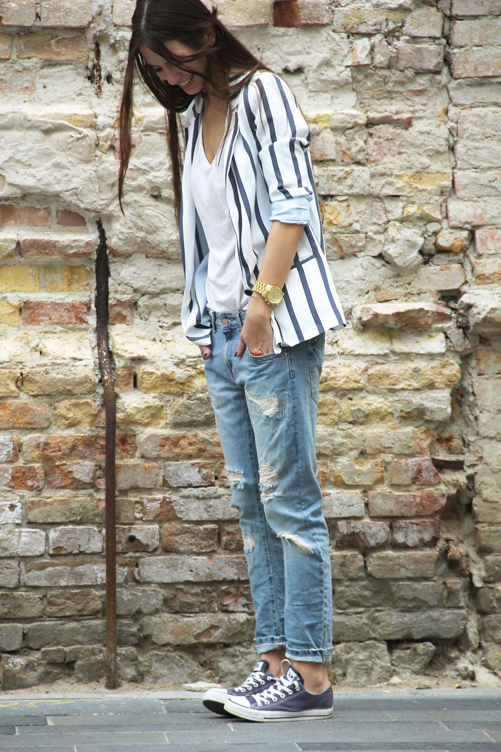 Boyfriend jeans converse outfit, street fashion, t shirt: Atuendos Informales,  Traje de camiseta,  traje blanco,  Estilo callejero  