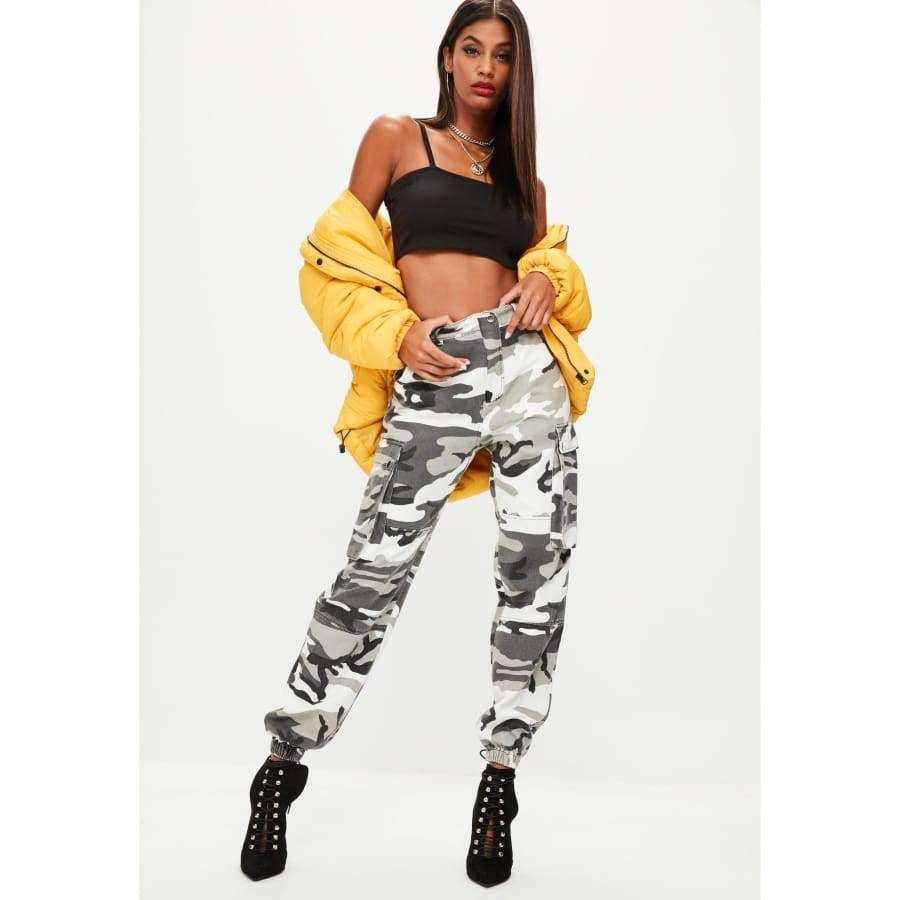 Pantalones de camuflaje baddie de Instagram, camuflaje militar, pantalones cargo: Pantalones de camuflaje,  camuflaje militar,  traje amarillo  