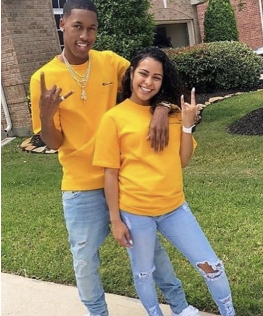 Camisetas amarillas a juego de Carmen y Corey y jeans azul claro rasgados: disfraz de pareja,  pareja negra  