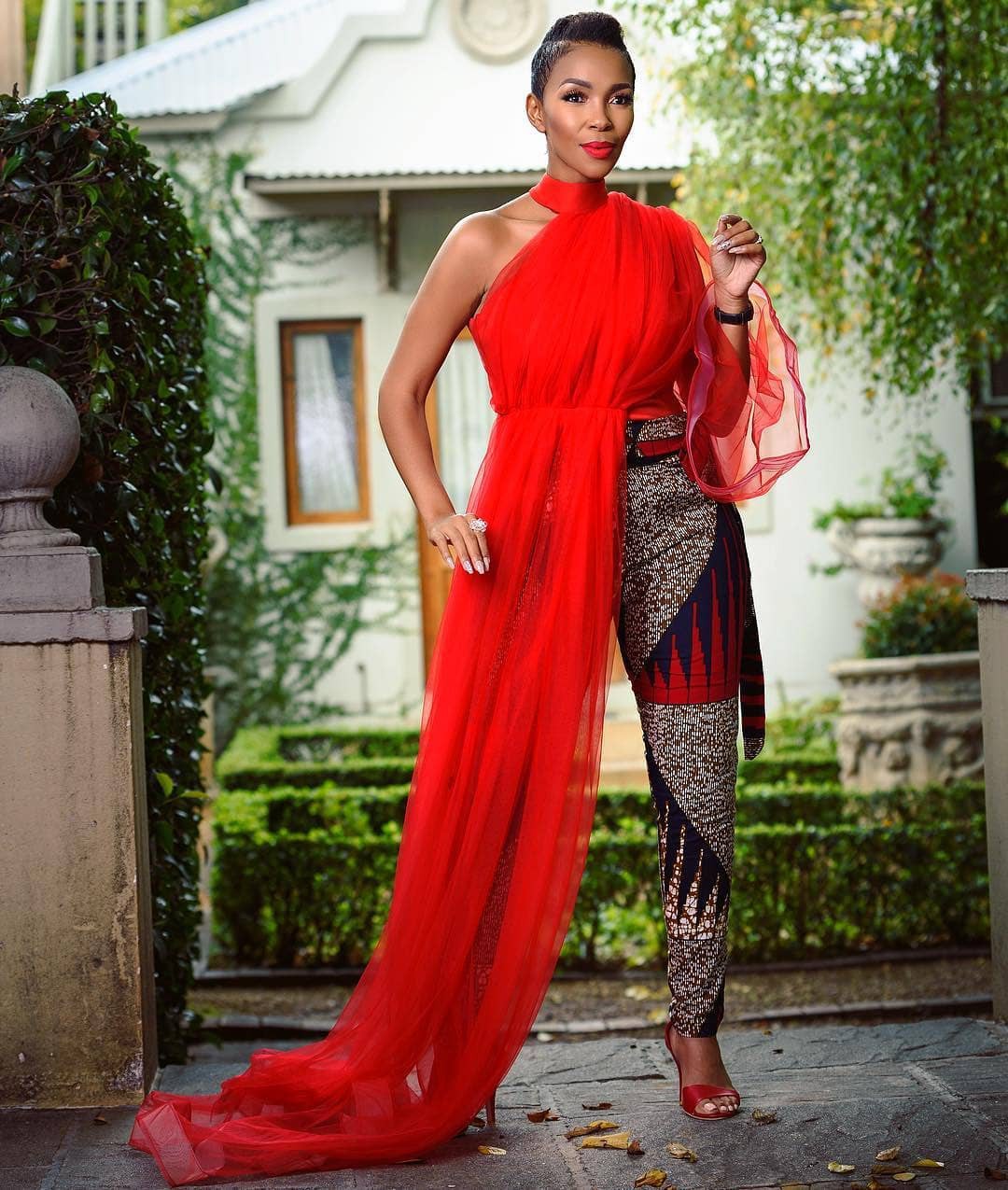 Lindo disfraz colorido Inspo para niñas: moda africana,  Vestidos Ankara,  Atuendos Ankara,  vestidos coloridos,  Ankara Inspiraciones  