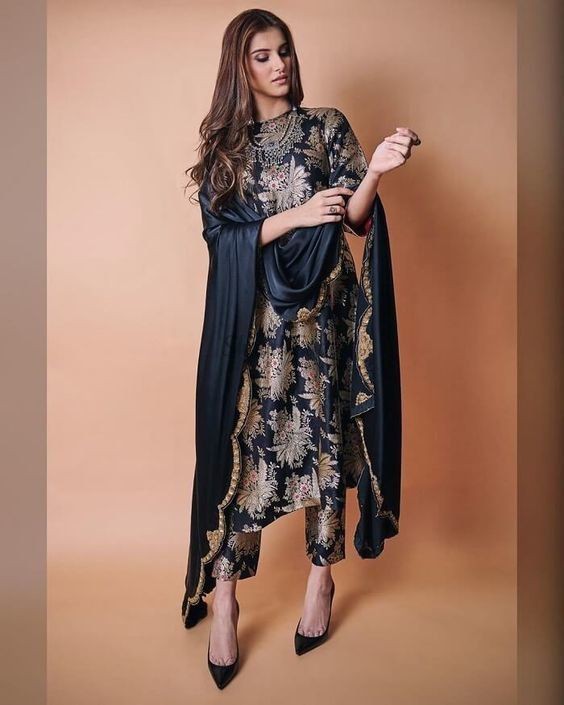 Diseño de vestido de tara sutaria, ropa paquistaní, diseño de moda, modelo de moda, tara sutaria, sesión de fotos, ropa formal