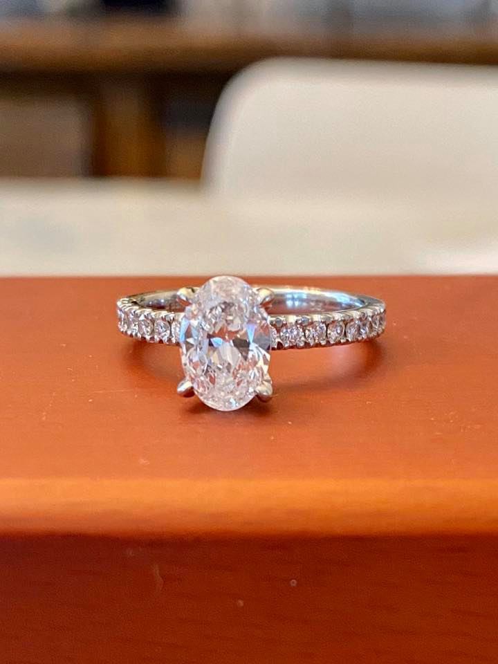 Anillo de compromiso de diamantes personalizado perfecto