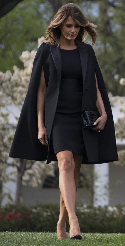 Blazer de estilo capa completamente negro con vestido ajustado de longitud media: Blazer negro,  Vestido amoldeado al cuerpo,  Traje negro,  Ideas de atuendos funerarios,  vestido funerario,  Vestido capa  