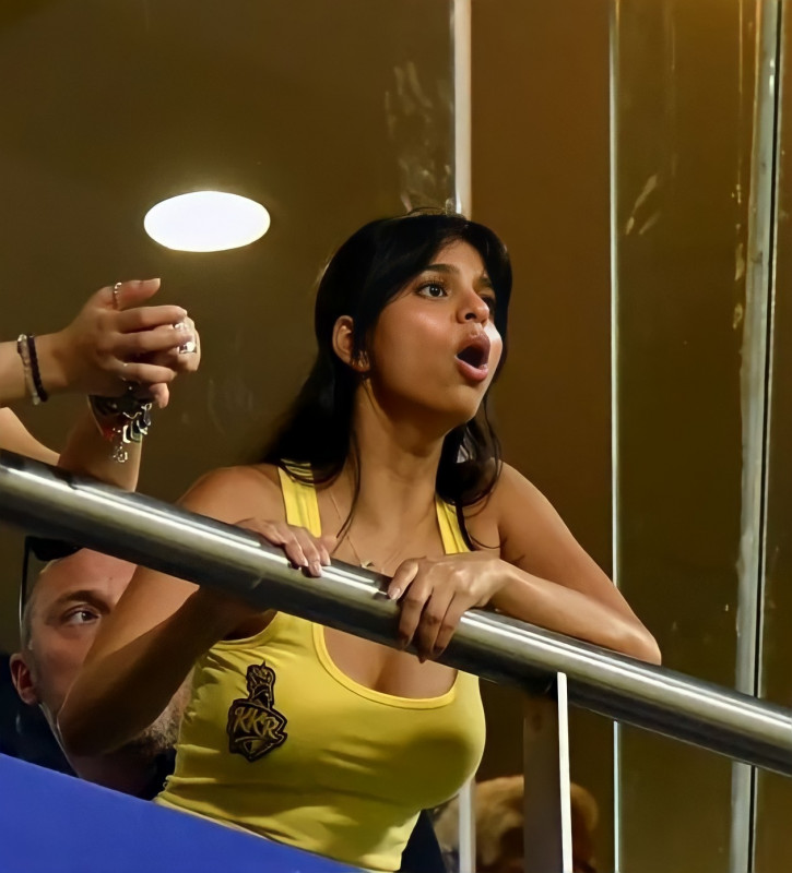 Momentos virales de IPL Suhana Khan en traje amarillo candente animando a KKR en el estadio Wankhede