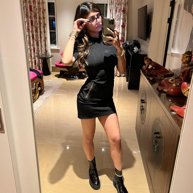 Mia Khalifa se tomó una selfie en el espejo sosteniendo sus anteojos: trajes de fiesta  
