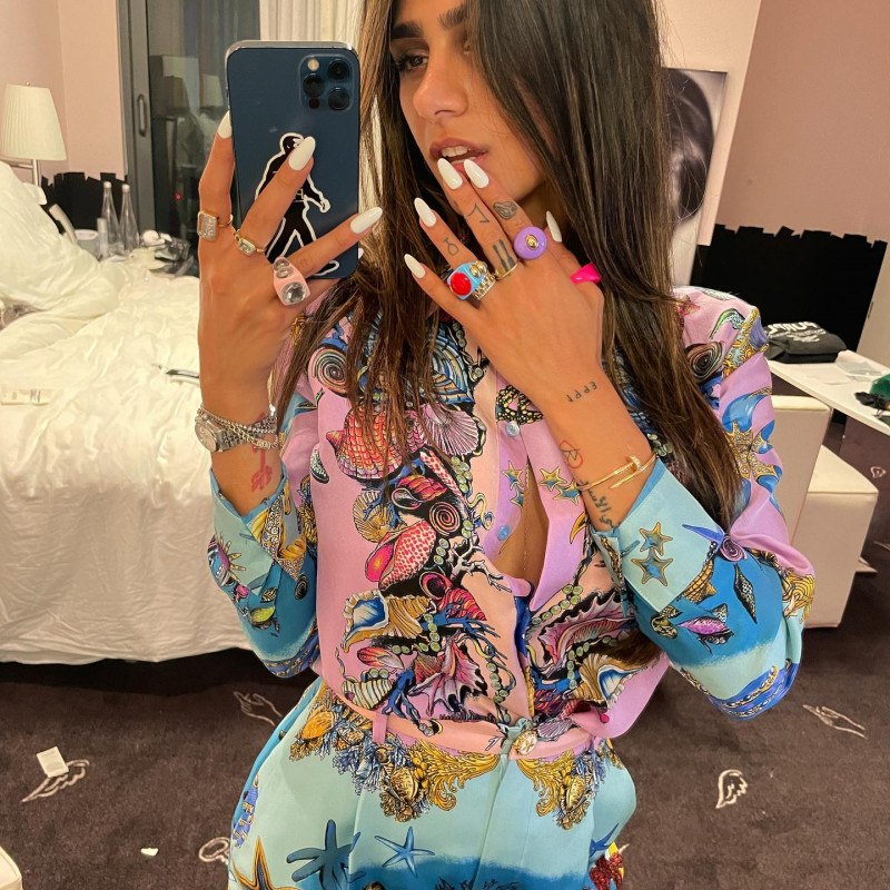 Mia Khalifa iphone Selfie en lindo traje estampado: 