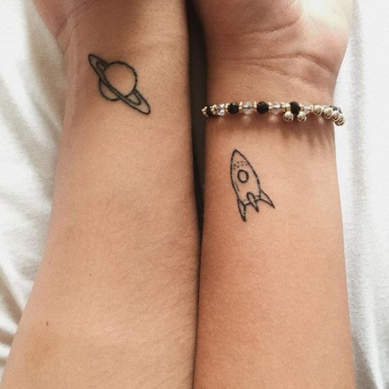 Diseños de tatuajes de planetas y cohetes para amantes: Tatuaje de pareja  