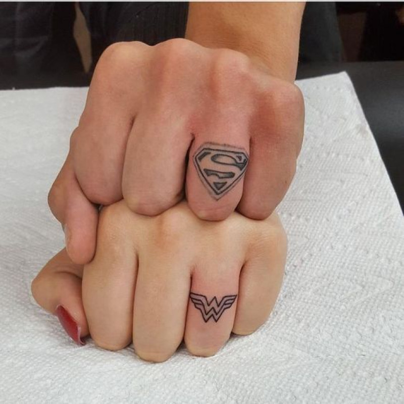 Símbolo de Superman y símbolo de la Mujer Maravilla Ideas de tatuajes: Tatuaje de pareja  