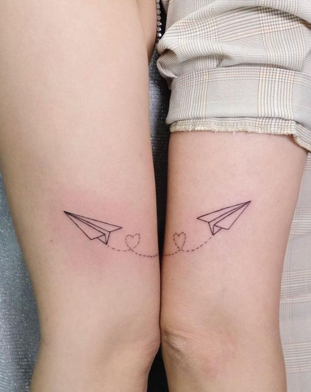 Idea de tatuaje de avión de papel volador para pareja: Tatuaje de pareja  