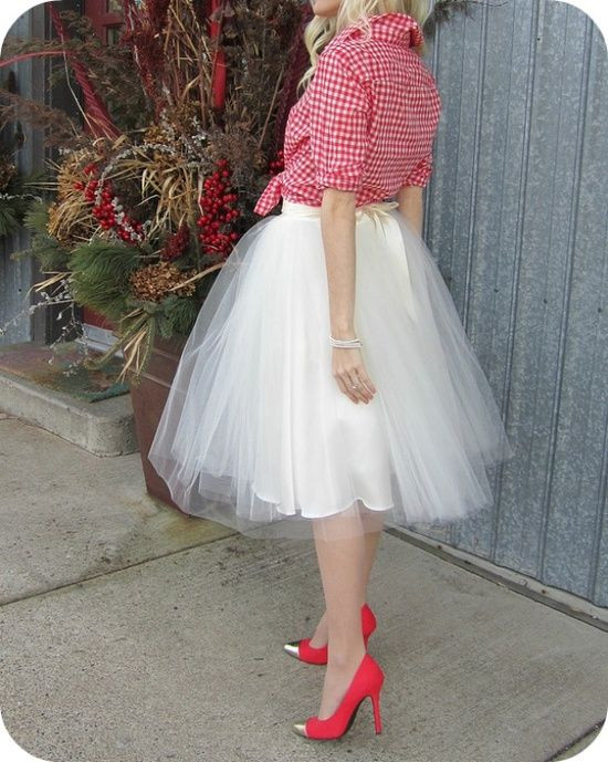 Falda de tul blanca y camisa roja con lunares: falda bailarina  