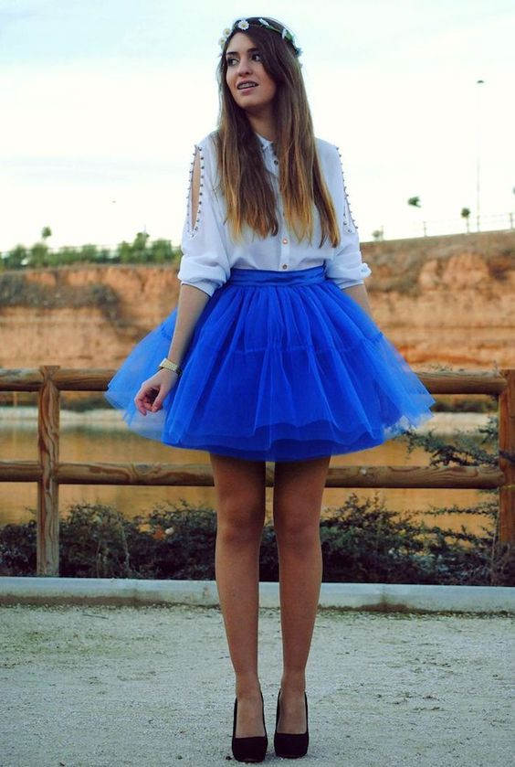 Ideas de outfits en color azul eléctrico y celeste con minifalda, outfits con falda de tul: falda bailarina  