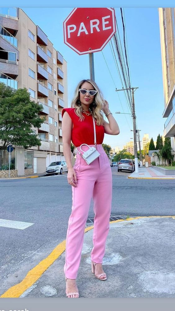 Top corto de moda con pantalones rosa claro: 
