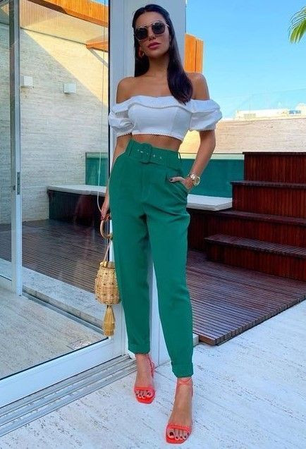 Pantalones verdes de cintura alta de Zara con top blanco con hombros descubiertos: cintura alta  