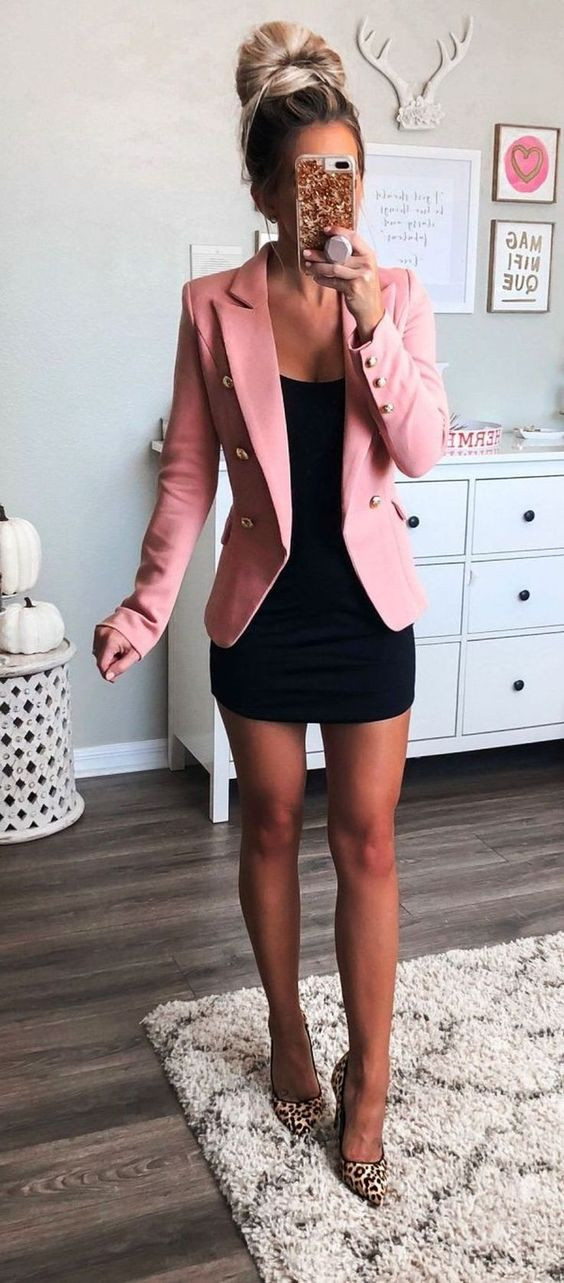 Traje de color rosa y negro, debes probar con casual de negocios, blazer, trajes profesionales con clase, trajes formales.: 