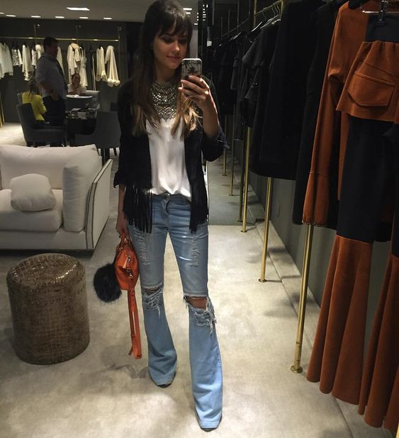 Outfit con jeans acampanados, blazer: 