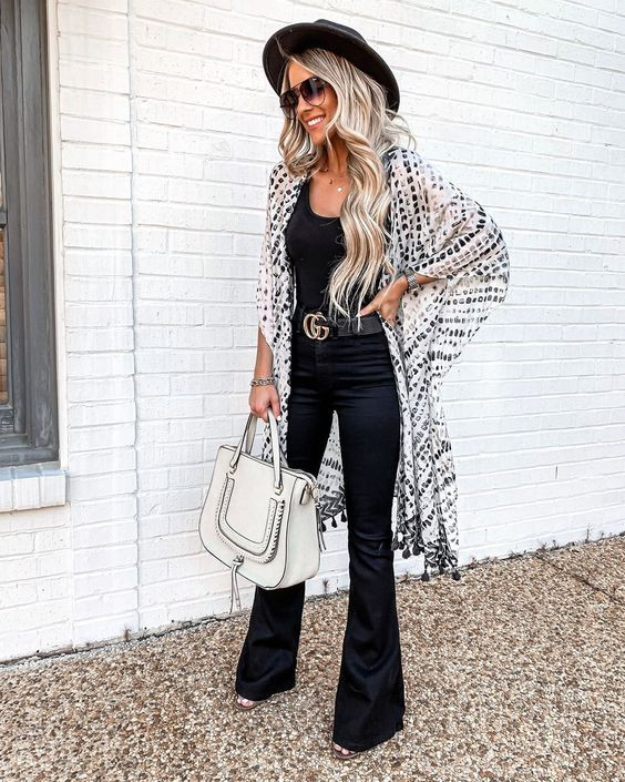 traje lindo y elegante con jeans acampanados negros, equipaje y bolsos, moda callejera: 