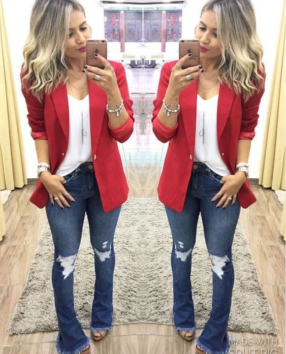 Ideas de ropa con blazer rojo, blusa blanca, jeans acampanados: 