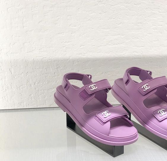 Ideas de vestidos magenta y morado con ropa deportiva, outfits morados millennial con ropa deportiva: 